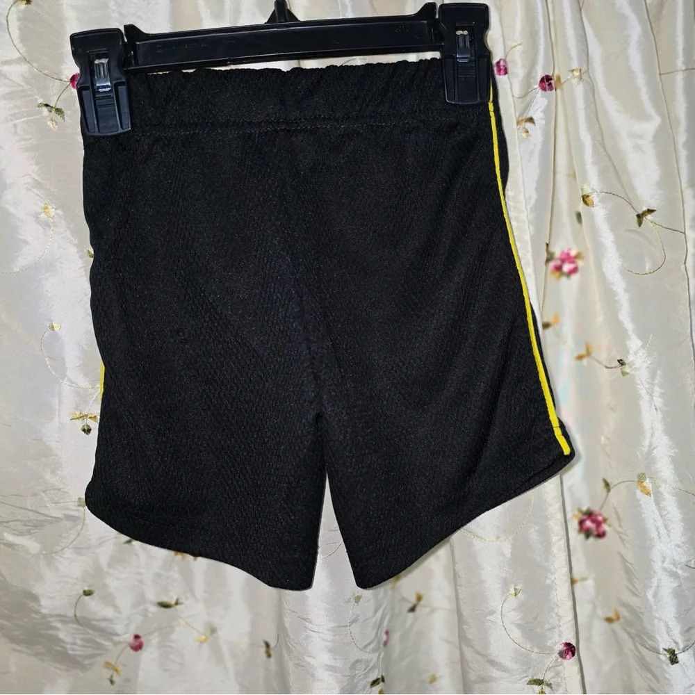 Boys shorts sz 2t‎